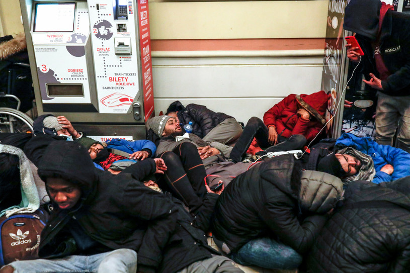Syryjscy uchodźcy uciekający z Ukrainy, śpią spokojnie na dworcu w Przemyślu. Nikt nie wyrzuca ich "na druty" /Karol Porwich /East News