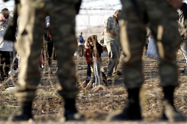 Syryjscy uchodźcy w pobliżu przejścia granicznego z Turcją /ULAS YUNUS TOSUN /PAP/EPA