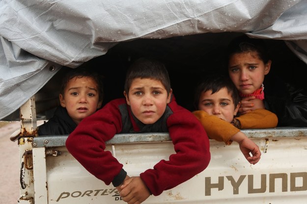 Syryjskie dzieci wywożone z miasta Maarat al-Numan, gdzie toczą się walki /YAHYA NEMAH /PAP/EPA