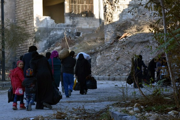 Syryjskie rodziny opuszczają Aleppo /PAP/EPA/SANA HANDOUT /PAP/EPA