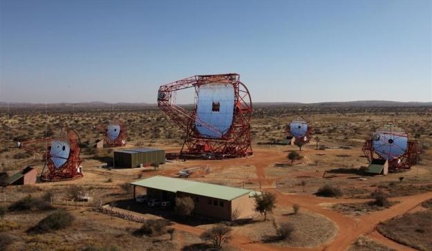 System 5 teleskopów na afrykańskiej pustyni.  H.E.S.S. collaboration /materiały prasowe