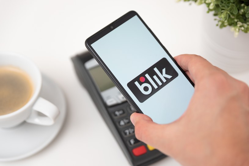 System BLIK działa w Polsce od 2015 r i umożliwia ekspresowe przelewy na telefon,  szybkie płatności oraz wypłaty gotówki bez użycia karty /INTERIA.PL