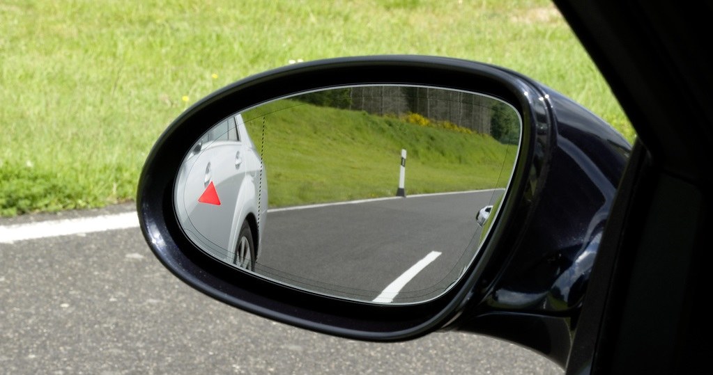 System blind spot, czyli monitorowania martwego pola w lusterku, zauważalnie poprawia bezpieczeństwo /materiały prasowe