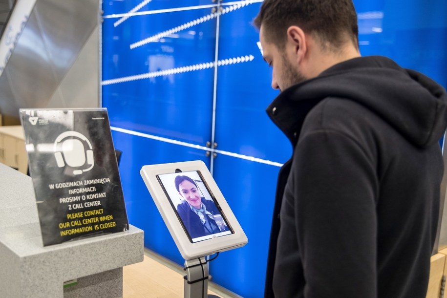 System Call Center dla obcokrajowców na lotnisku //Łukasz Gągulski /PAP