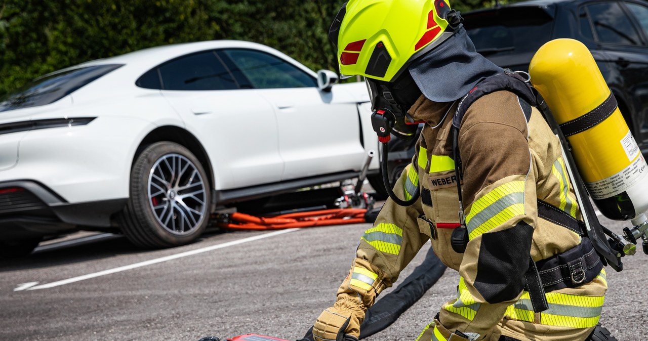 System gaszenia pożarów aut elektrycznych Rosenbauera /Informacja prasowa