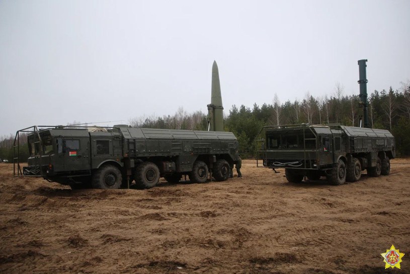 System Iskander z pociskami Iskander-M (po lewej) i Iskander-K (po prawej na wyposażeniu Białorusi. Podczas oficjalnego zaprezentowania, Białorusini przekonywali, że sami mają kontrolę nad otrzymanymi Iskanderami. Po decyzji o uzbrojeniu je w głowice nuklearne, deklaracje te należy włożyć między bajki