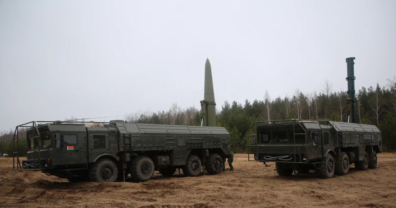 System Iskander z pociskami Iskander-M (po lewej) i Iskander-K (po prawej na wyposażeniu Białorusi. Podczas oficjalnego zaprezentowania, Białorusini przekonywali, że sami mają kontrolę nad otrzymanymi Iskanderami. Po decyzji o uzbrojeniu je w głowice nuklearne, deklaracje te należy włożyć między bajki