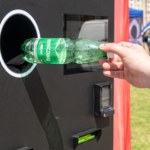 System kaucyjny nareszcie dotrze na osiedla. Plażowicze też zwrócą butelki
