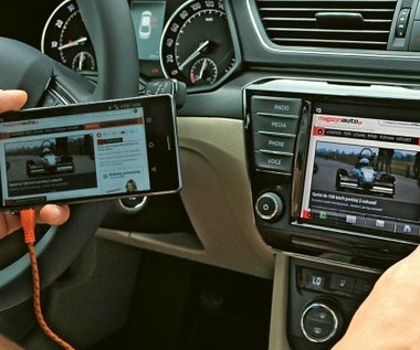 System MirrorLink: sprawdzamy, jak działa połączenie smartfona z samochodem