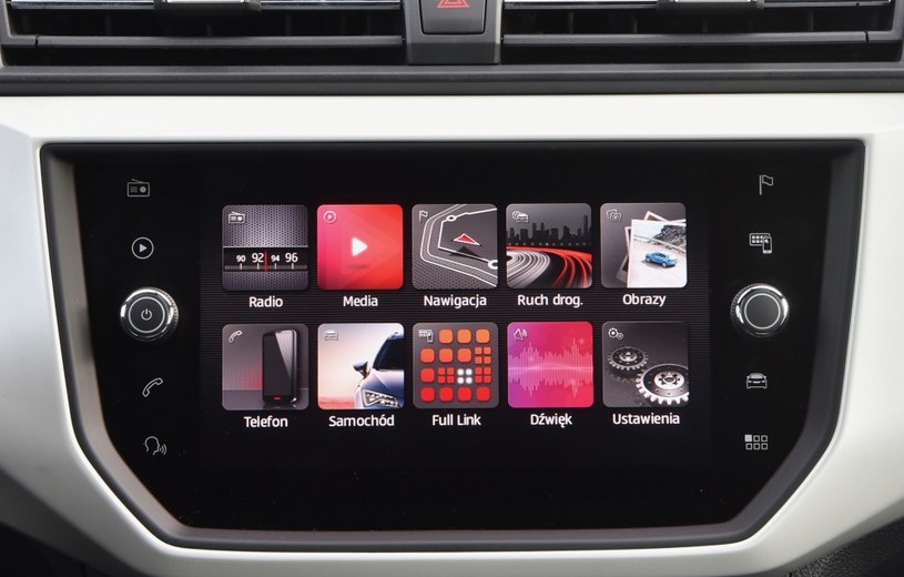System multimedialny (8'') ma wejścia AUX, 2 x USB oraz SD, jest przyjazny w obsłudze i dobrze współpracuje ze smartfonami. /Motor