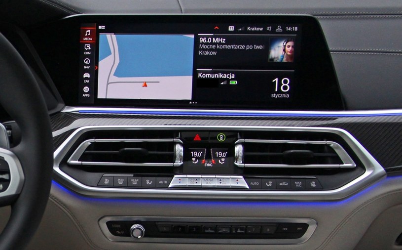 System multimedialny w BMW X6. Oceniana była seria 3, ale to bez znaczenia, bo wszystkie one mają ten sam system z wygodną obsługą pokrętłem (lub dotykowo) oraz niewygodny palnel klimatyzacji z za małymi przyciskami (szczególnie do zmiany temperatury). Zaawansowana obsługa głosowa nadal nie jest dostępna w Polsce.
