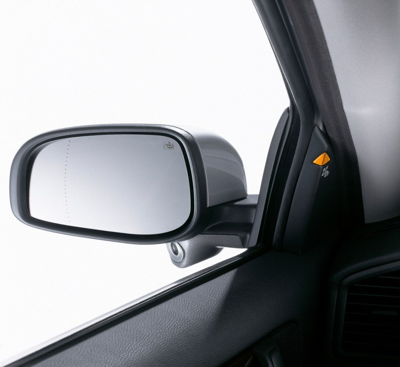 System ostrzegający kierowcę przed ryzykiem zajechania drogi innemu autu przy zmianie pasa ruchu debiutuje w modelu Volvo S80. /Volvo