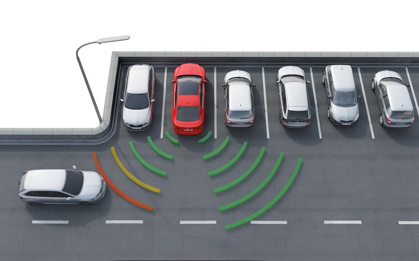 System Rear Traffic Alert wspomaga wyjeżdżanie tyłem z miejsc parkingowych /materiały prasowe