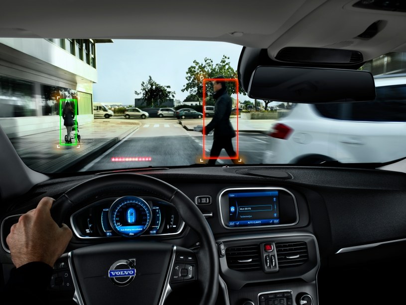 System rozpoznawania pieszego przy braku reakcji kierowcy sam wyhamuje auto. Koszt – 7400 zł. /Volvo