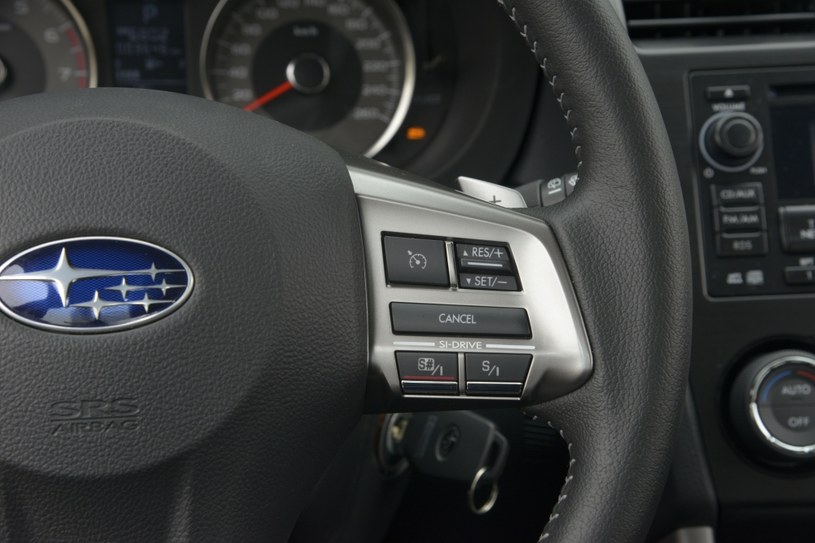 System SI-DRIVE obsługuje się za pomocą przycisków umieszczonych na prawym ramieniu kierownicy. Służy do zmiany charakterystyki silnika i bezstopniowej przekładni. Do wyboru są trzy tryby: I (Intelligent), S (Sport) oraz S# (Sport Sharp). Do codziennej jazdy najlepiej nadaje się ten pierwszy, natomiast do dynamicznej - ten ostatni. /Motor