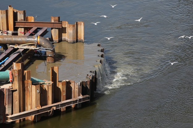 System ssawno-tłoczący z nową zatapialną pompą przesyłający ścieki do tymczasowego rurociągu na moście pontonowym przez Wisłę w pobliżu Mostu Północnego w Warszawie / 	Tomasz Gzell    /PAP