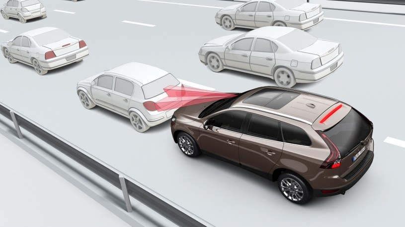 System z Volvo XC60 ostrzega przed najechaniem na stojące pojazdy, w razie potrzeby sam rozpoczyna hamowanie. /Volvo