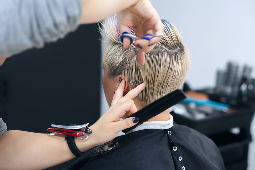 Systematyczne podcinanie włosów pomoże utrzymać je w dobrej kondycji. Ta z kolei jest podstawą zadbanej fryzury /123RF/PICSEL