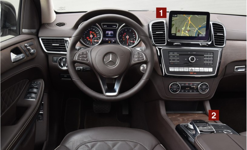 Systemem multimedialnym wyposażonym w centralny monitor i wieloma ustawieniami auta steruje się za pomocą pokrętła i gładzika na konsoli. /Motor