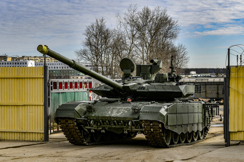 Systemy ERA w T-90 są wykorzystywane w dwóch konfiguracjach. Kontakt-5 dla starszych wersji T-90A/S i nowy system Relikt dla wersji M/MS)