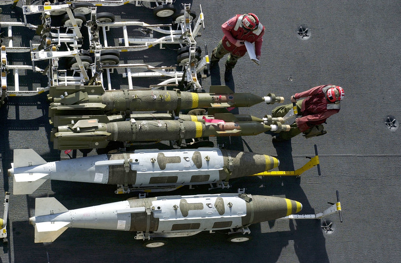 Systemy JDAM montowane są na tzw. "głupich bombach" /Ted Banks/U.S. Navy/Getty Images /Getty Images