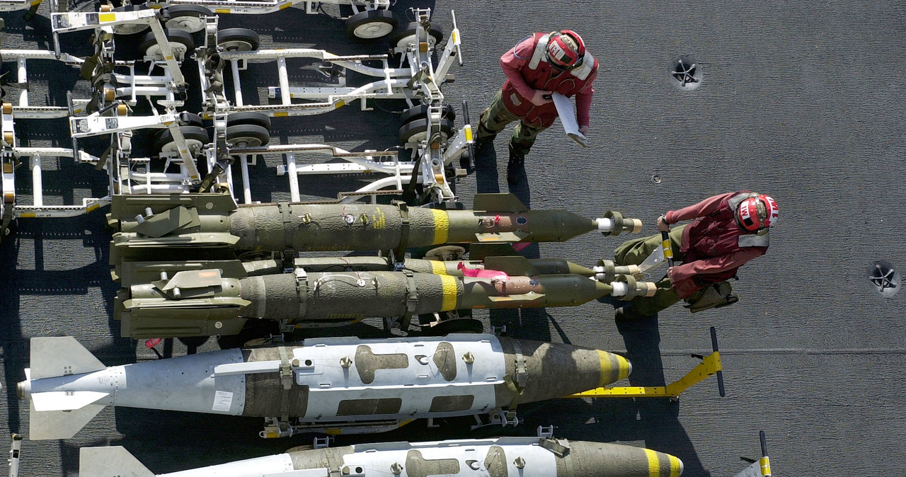 Systemy JDAM montowane są na tzw. "głupich bombach" /Ted Banks/U.S. Navy/Getty Images /Getty Images