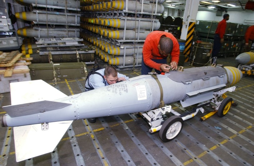 Systemy JDAM zmieniają "głupie bomby" w "inteligentne pociski" /Quinton Jackson/US Navy/Getty Images /Getty Images