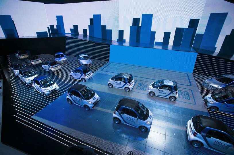 Systemy wypożyczylni samochodów elektrycznych wkraczają do wielu europejskich miast /AFP