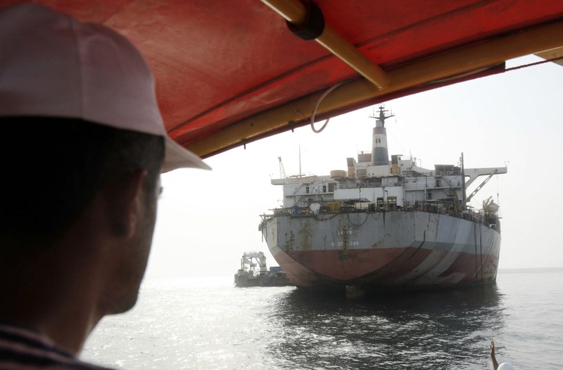 Sytuacja na Morzu Czerwonym podbija ceny ropy. Na zdjęciu tankowiec porzucony u wybrzeży Jemenu w lipcu 2023 roku /AFP