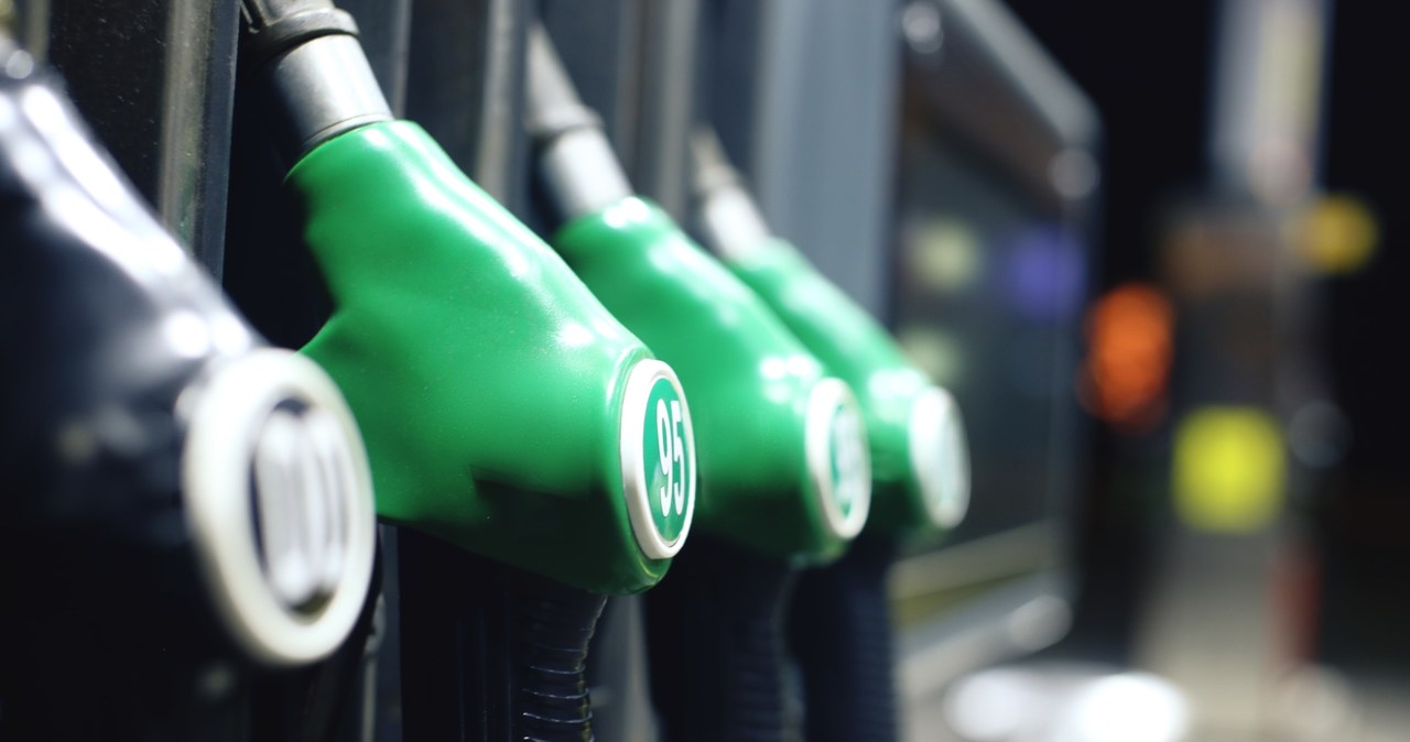 Sytuacja na rynku ropy musiała przełożyć się na ceny na stacjach paliw /123RF/PICSEL