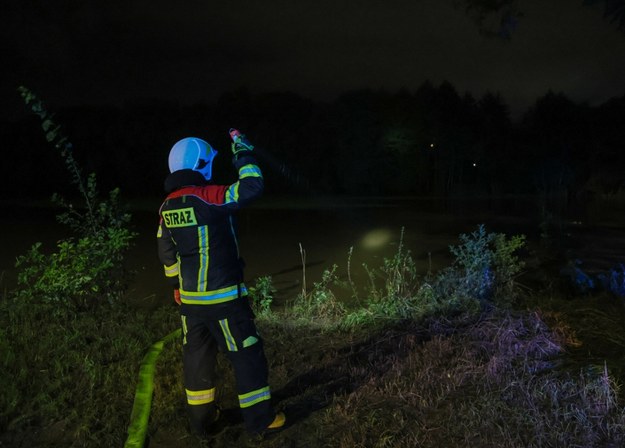 Sytuacja powodziowa na Dolnym Śląsku - na zdj. strażak w czasie działań w Ząbkowicach Śląskich /Wojciech Olkuśnik /East News