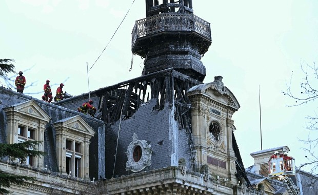 "Sytuacja przypomina Notre-Dame". Pożar zabytkowego ratusza w Paryżu