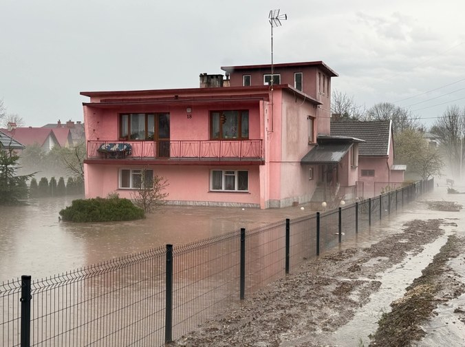 Sytuacja w Pawłosiowie jest tragiczna. Żołnierze i strażacy walczą ze skutkami żywiołu