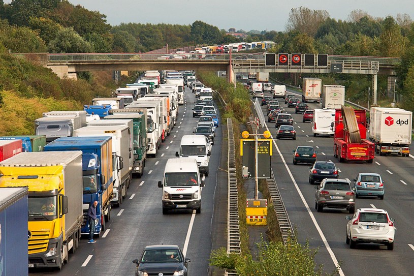 Szacuje się, że tylko w Polsce brakuje obecnie nawet 200 tys. kierowców ciężarówek /Getty Images