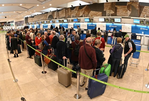 Szacuje się, że w portach lotniczych na Wyspach Kanaryjskich na odlot czeka ponad 12 tys. osób /PAP/EPA