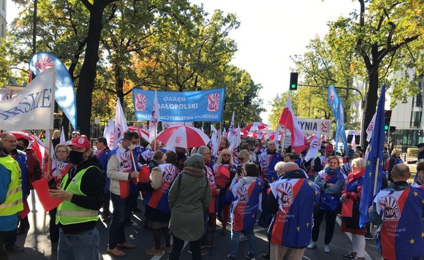 "Szacunek i godna płaca". Budżetówka protestuje w Warszawie