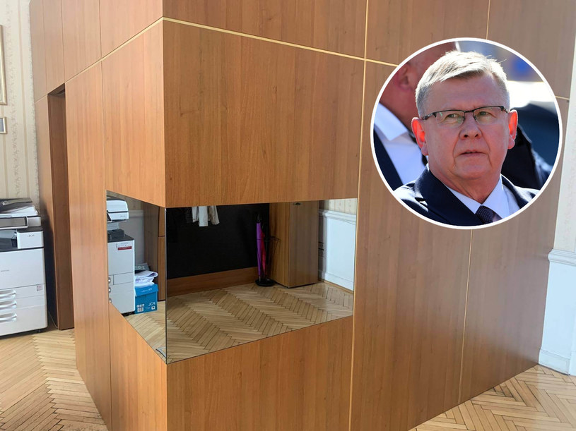 Szafa z lustrem weneckim w gabinecie marszałka Kozłowskiego (fot. Artur Barbarowski/East News) /INTERIA.PL