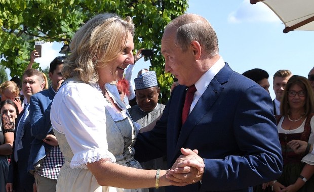 Szafirowe kolczyki i walc z Putinem. Afera w Austrii