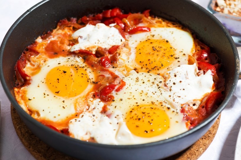 Szakszuka, czyli jajka uduszone w sosie z pomidorów i papryki, to danie z niskim indeksem glikemicznym. Jeśli lubisz dodatek pieczywa, niech będzie pełnoziarniste /123RF/PICSEL