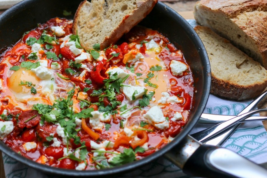 Szakszuka (dosł. „mieszanka”) to danie pochodzące z Bliskiego Wschodu i Afryki Północnej, składające się z pomidorów, papryki i cebuli przyprawionych kuminem, w których gotuje się jajka na patelni i przed podaniem posypuje się świeżą kolendrą.