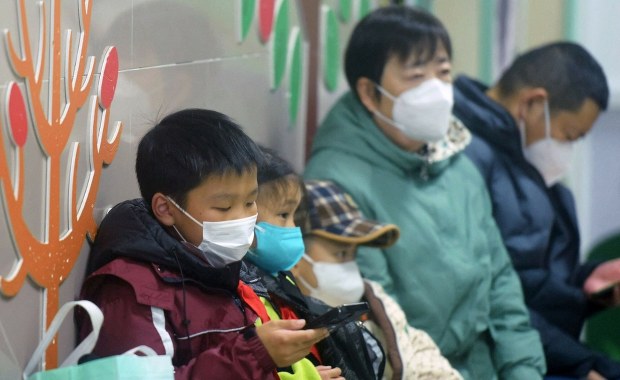 Szaleje w Chinach, są pierwsze przypadki w Europie. Co wiadomo o wirusie hMPV?