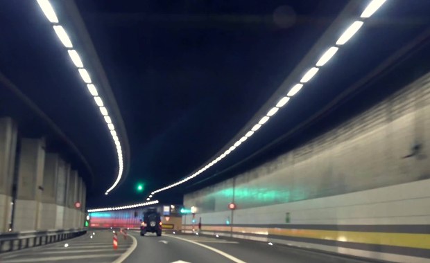 Szaleńczy rajd w tunelu. Pijany motocyklista wyprzedził 47 pojazdów