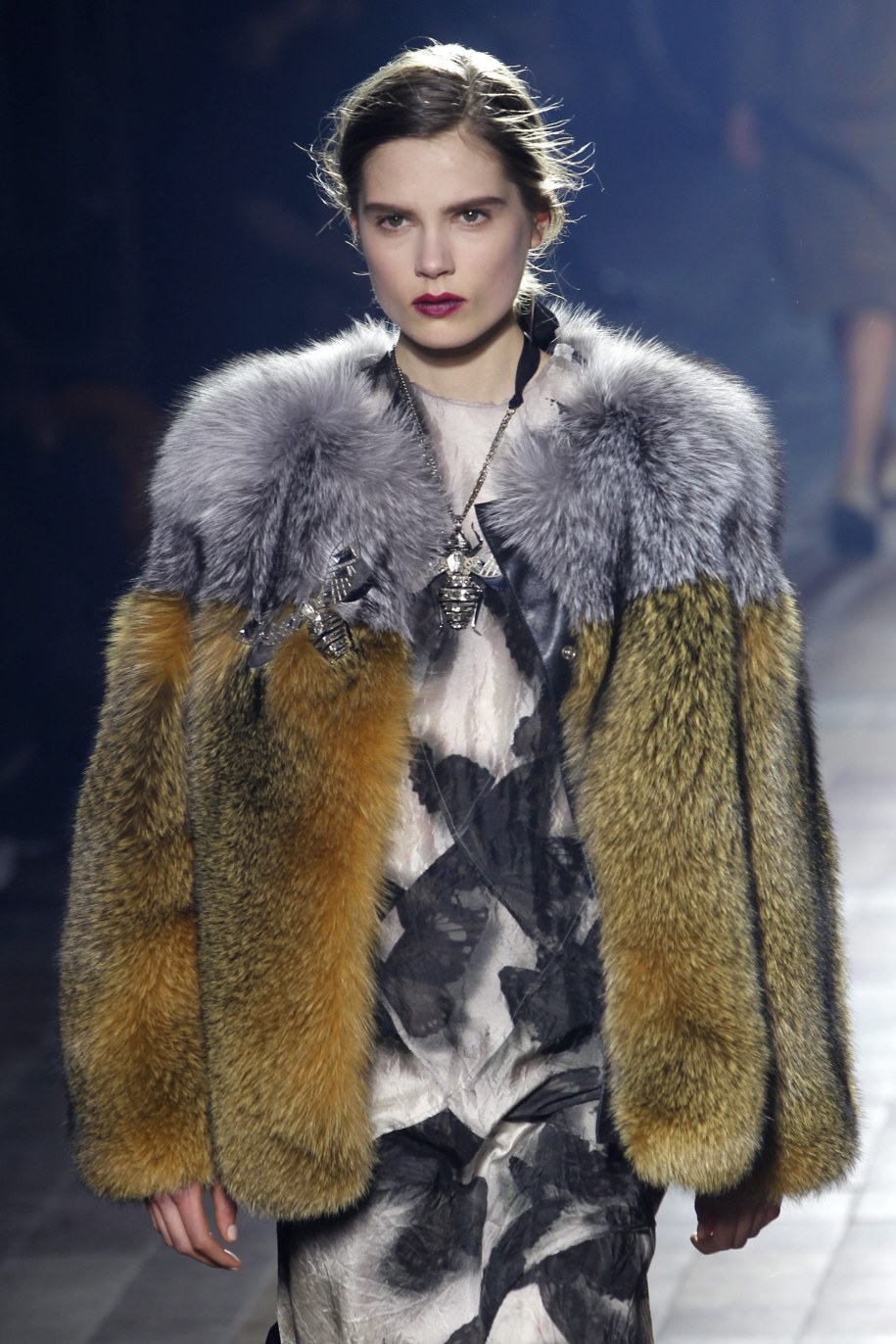 Szalenie modne będą m.in. futrzane kożuchy i kurtki /GUILLAUME HORCAJUELO  /PAP/EPA