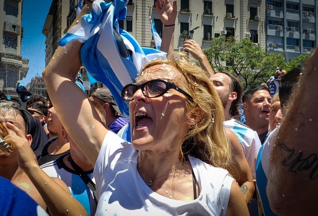Szaleństwo na ulicach Buenos Aires - tak Argentyna świętuje wywalczenie Pucharu Świata /Raul Martinez /PAP/EPA