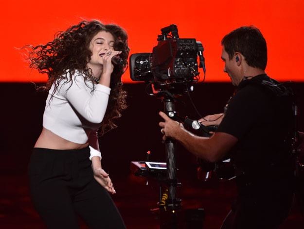 Szalona Lorde podczas występu na gali American Music Awards (fot. Kevin Winter) /Getty Images