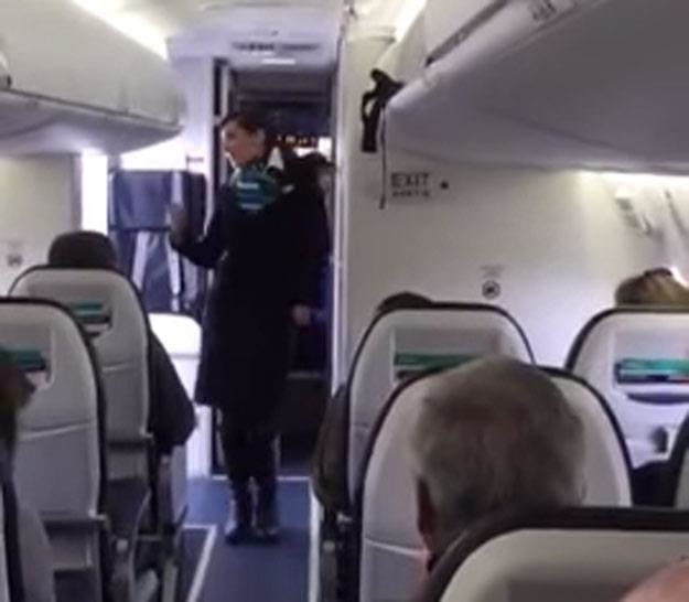 Szalona stewardessa podbiła serca internautów (i pasażerów) /