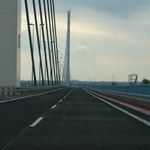 Szalony motocyklista "testował" nowy most