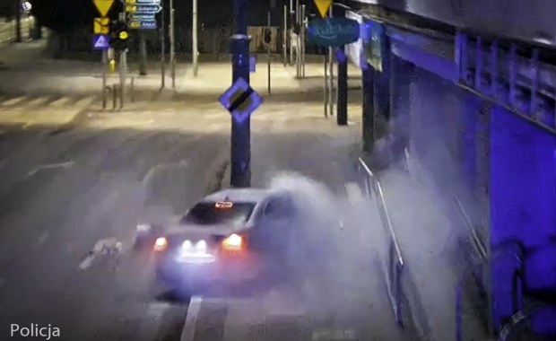 Szalony pościg w centrum Gorzowa. Kierowca rozbił bmw na schodach [NAGRANIE]