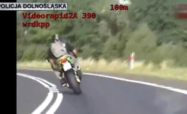 Szalony pościg za motocyklistą, pędził 220 km/h. Jest nagranie