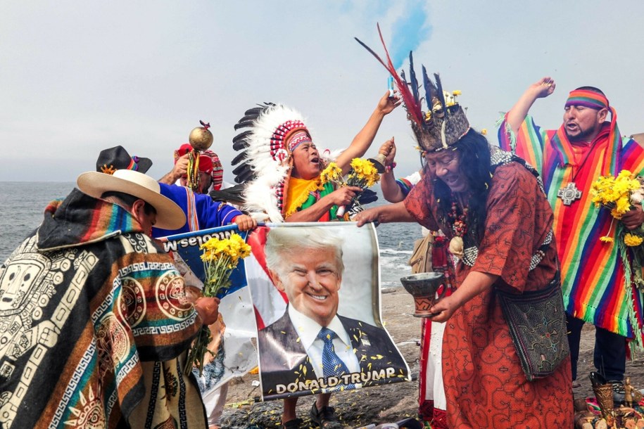 Szamani i uzdrowiciele podczas rytuału /CONNIE FRANCE/AFP /East News